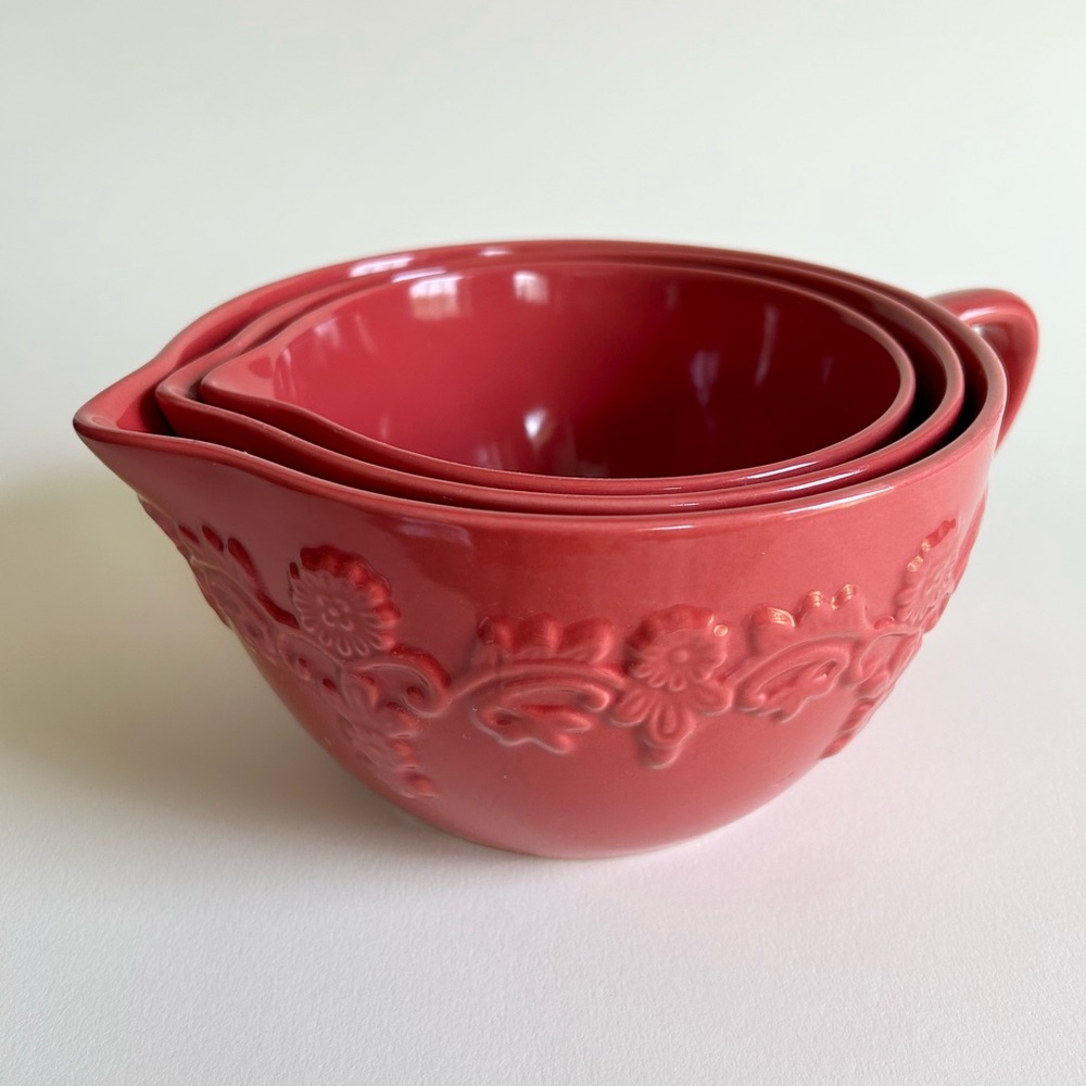 Set of three mixing bowls.